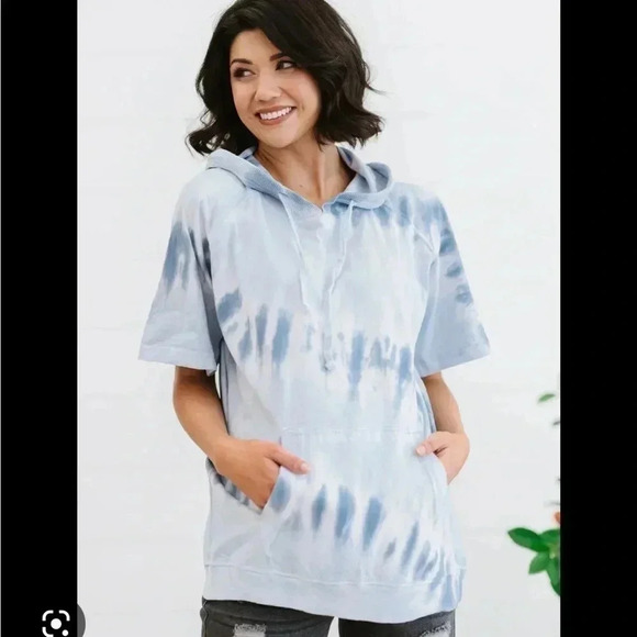 SEW IN LOVE SHORT SLEEVE TOP WITH HOOD‎ AND KANGAROO POCKET - Picture 1 of 9